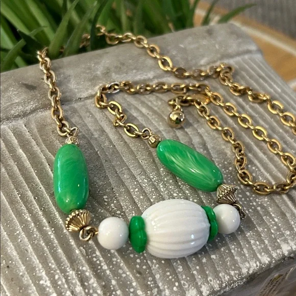 Avon come summer green white lucite necklace on goldtone chain circa 1975 - Picture 9 of 10
